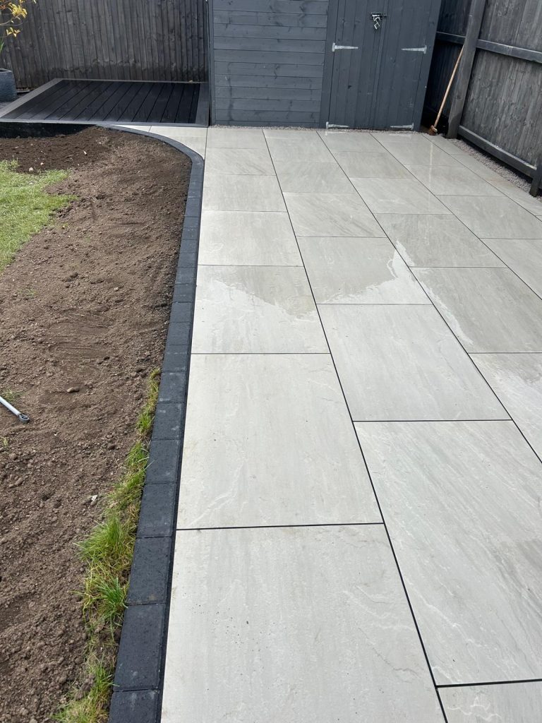Porcelain Flags with Setts Edging & Composite Decking - photo 3