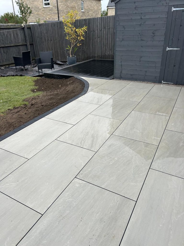 Porcelain Flags with Setts Edging & Composite Decking - photo 4